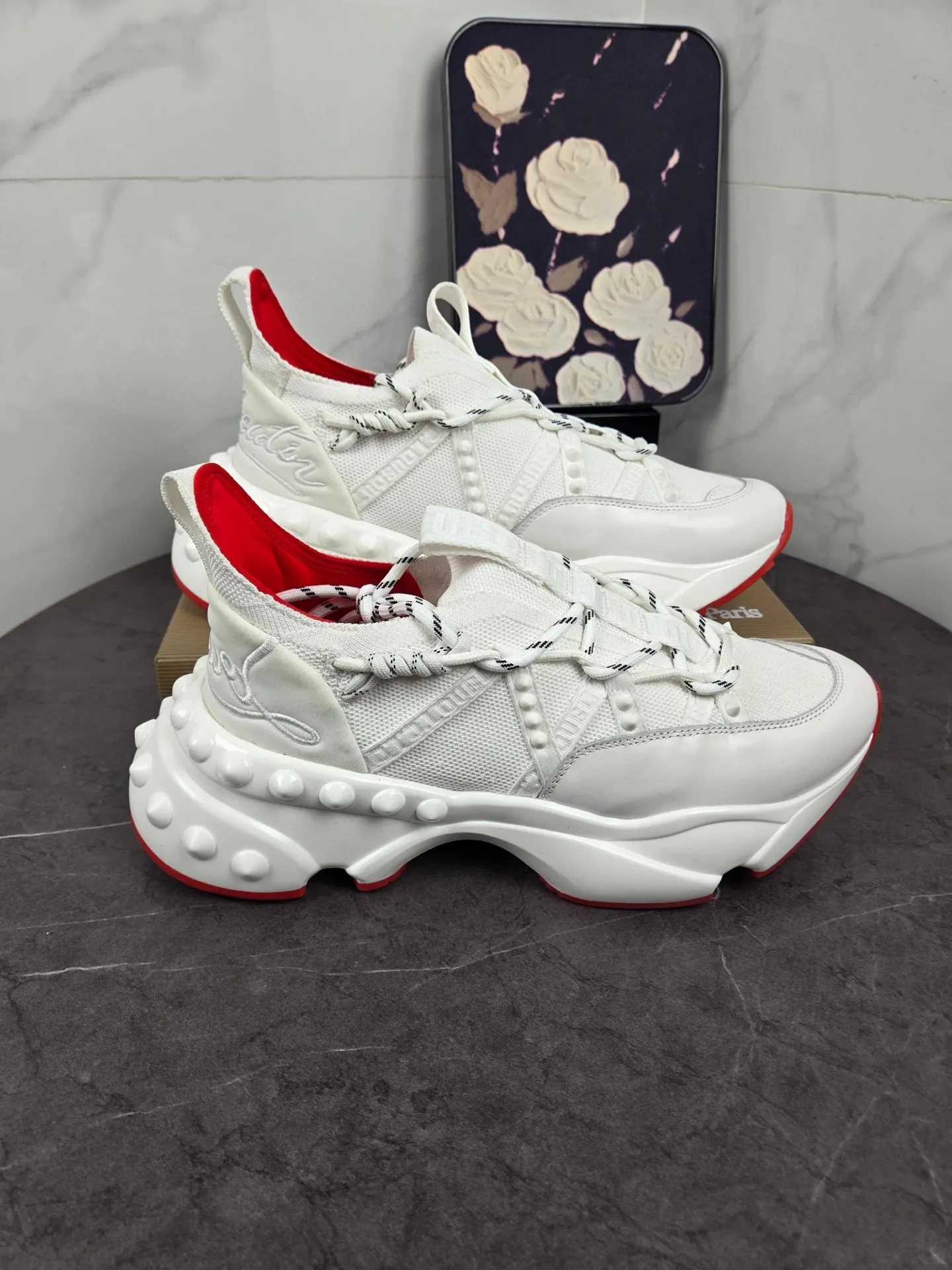 💰¥680 Original item from trendy brand Chri*stian loubou*tin, the latest series of CL red-soled shoes for casual couples. The upper is made of imported Lycra + high-density breathable fly weave, and the environmentally friendly high-elastic suction mold pad will never delaminate. The outsole is made of super non-slip and wear-resistant PU + vacuuming. Two-color combination Size: Female 35-43 Male 38-47 Comes with handbag, card, shoehorn" full package (Female 41 42 43 men 46 47 customized)